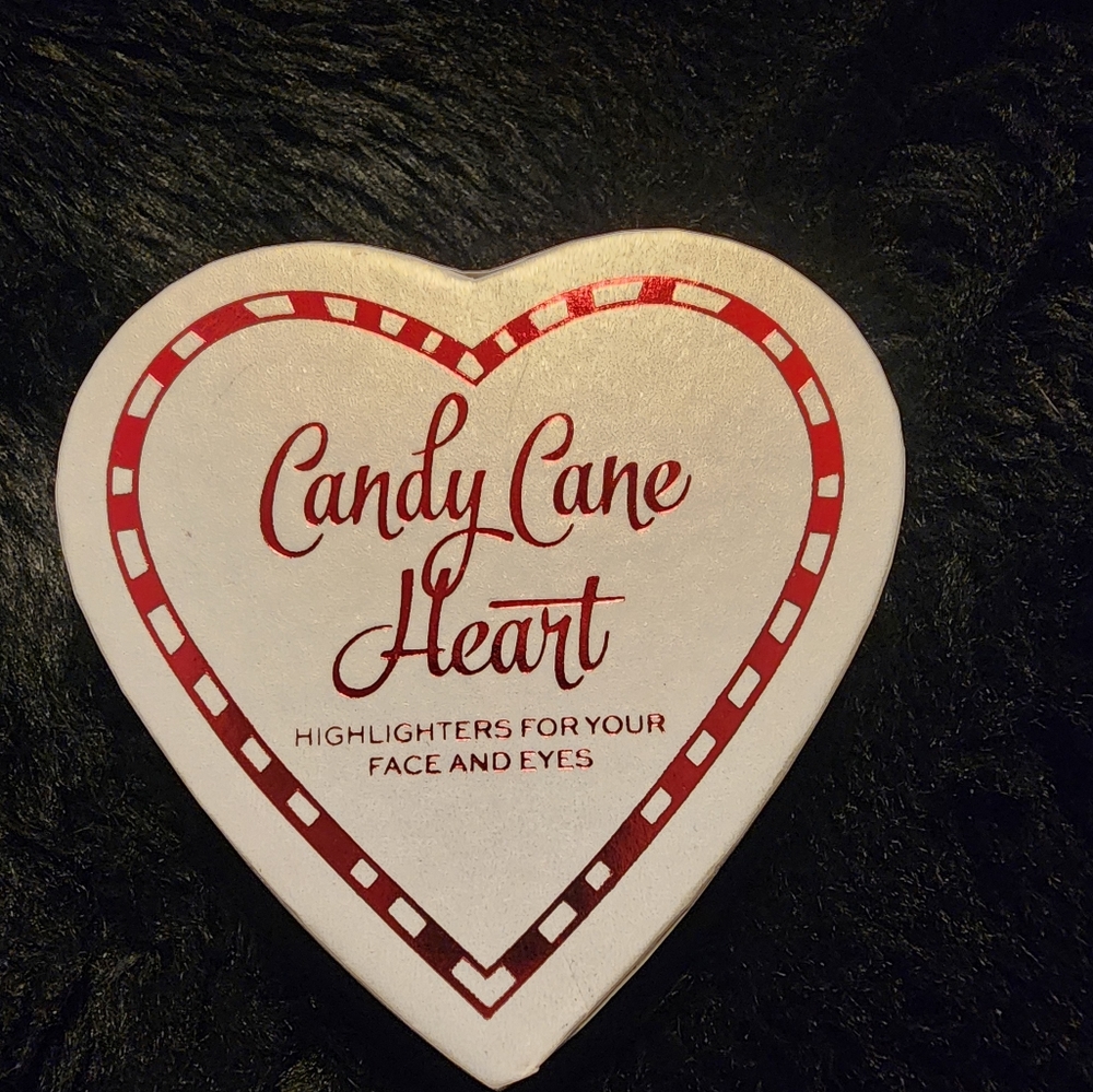 REVOLUTION BEAUTY Baked Highlighter Heart, in Candy Cane